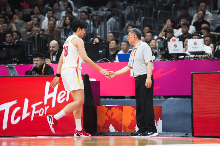 热血沸腾！中国女篮世预赛2胜1负握出线主动权，出线形势一片大好